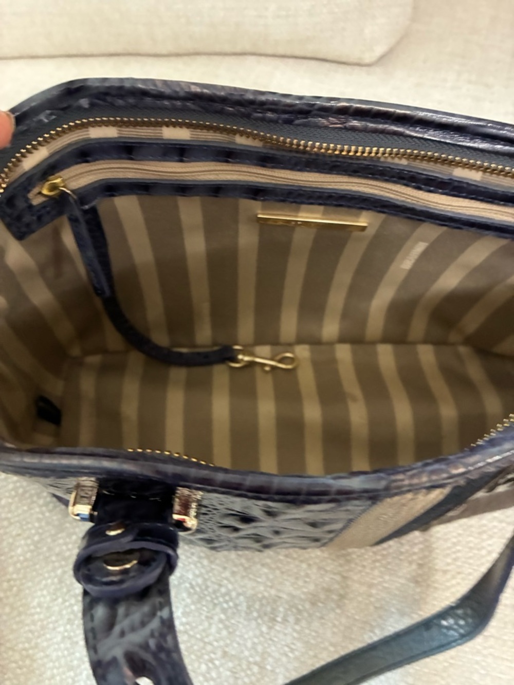 Brahmin EUC Medium Asher Leather Croc-Embossed Tote w/ Gold Hardware & Tassel - Picture 11 of 14